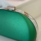 Smaragdgrüne Clutch aus veganem Leder – elegante Abendtasche mit silberner Kette
