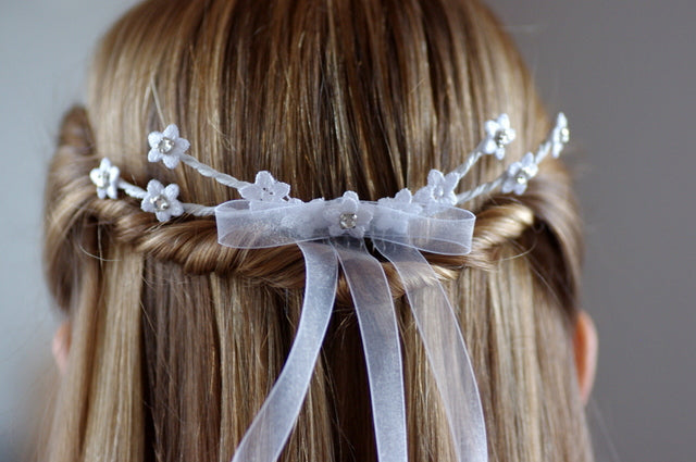 Blumen Haarklammer – Eleganter Kommunion Haarschmuck mit Spitzenblüten