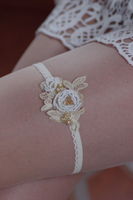 Boho Strumpfband – Vintage Ivory Spitzenband mit Perlen für die Hochzeit