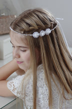Dutt Haarband – Kommunion Haarband mit drei Blumen & Perlen
