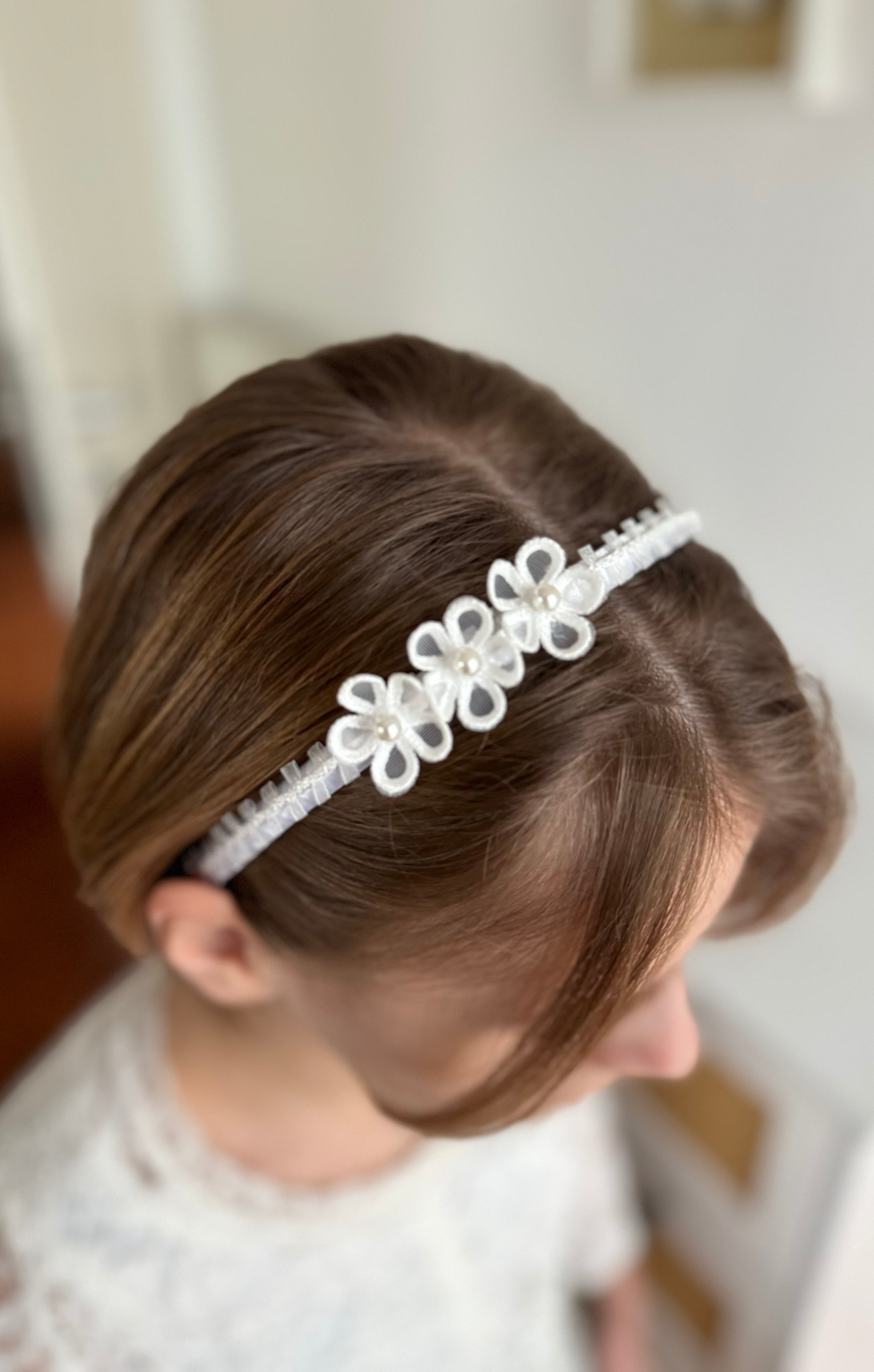 Blumen Haarreif Kommunion – Zarte Blüten & weiße Spitzenborte
