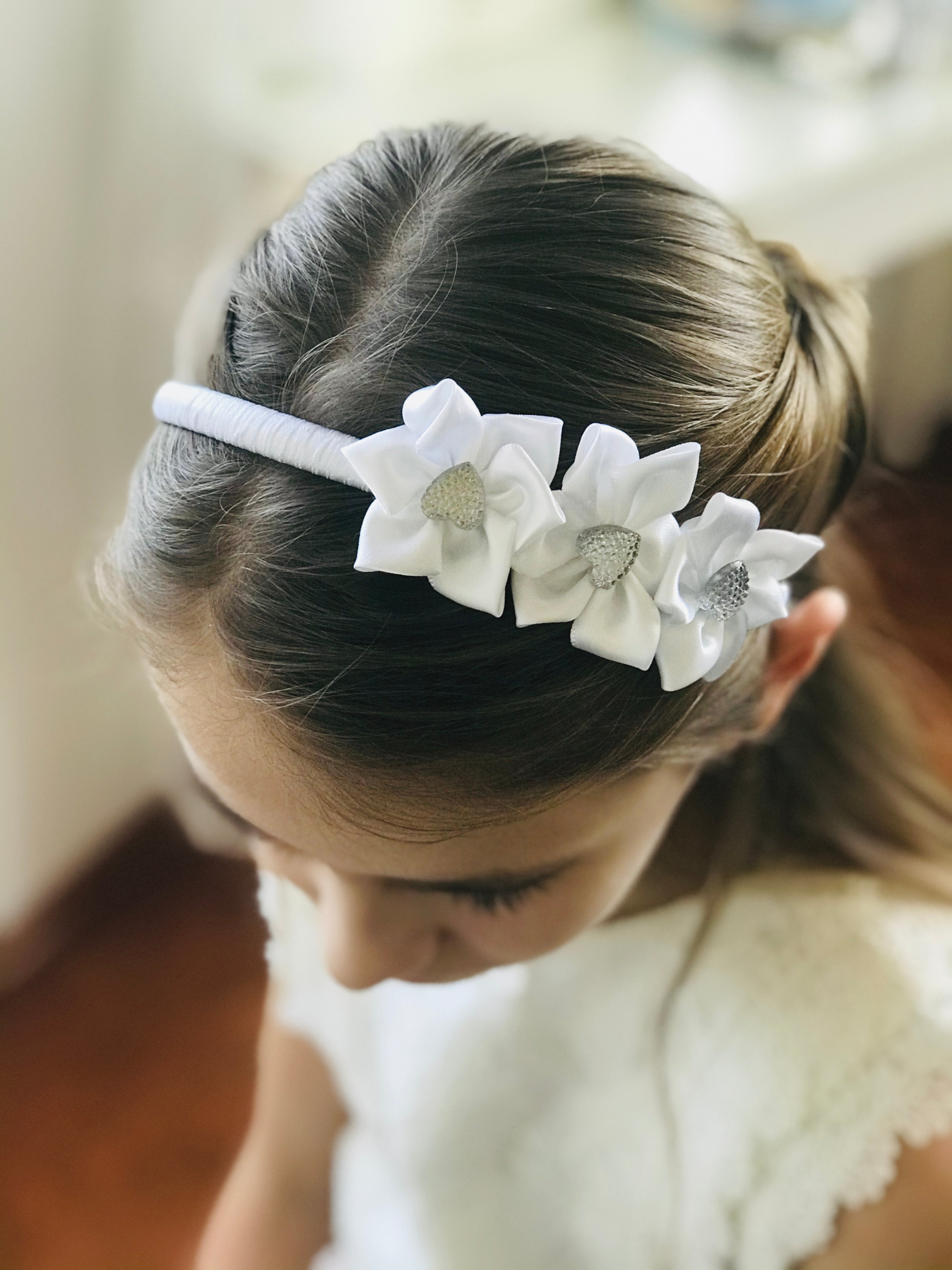 Herz Haarreif – Blumen Haarreif mit Strassherz für Kommunion & Feste