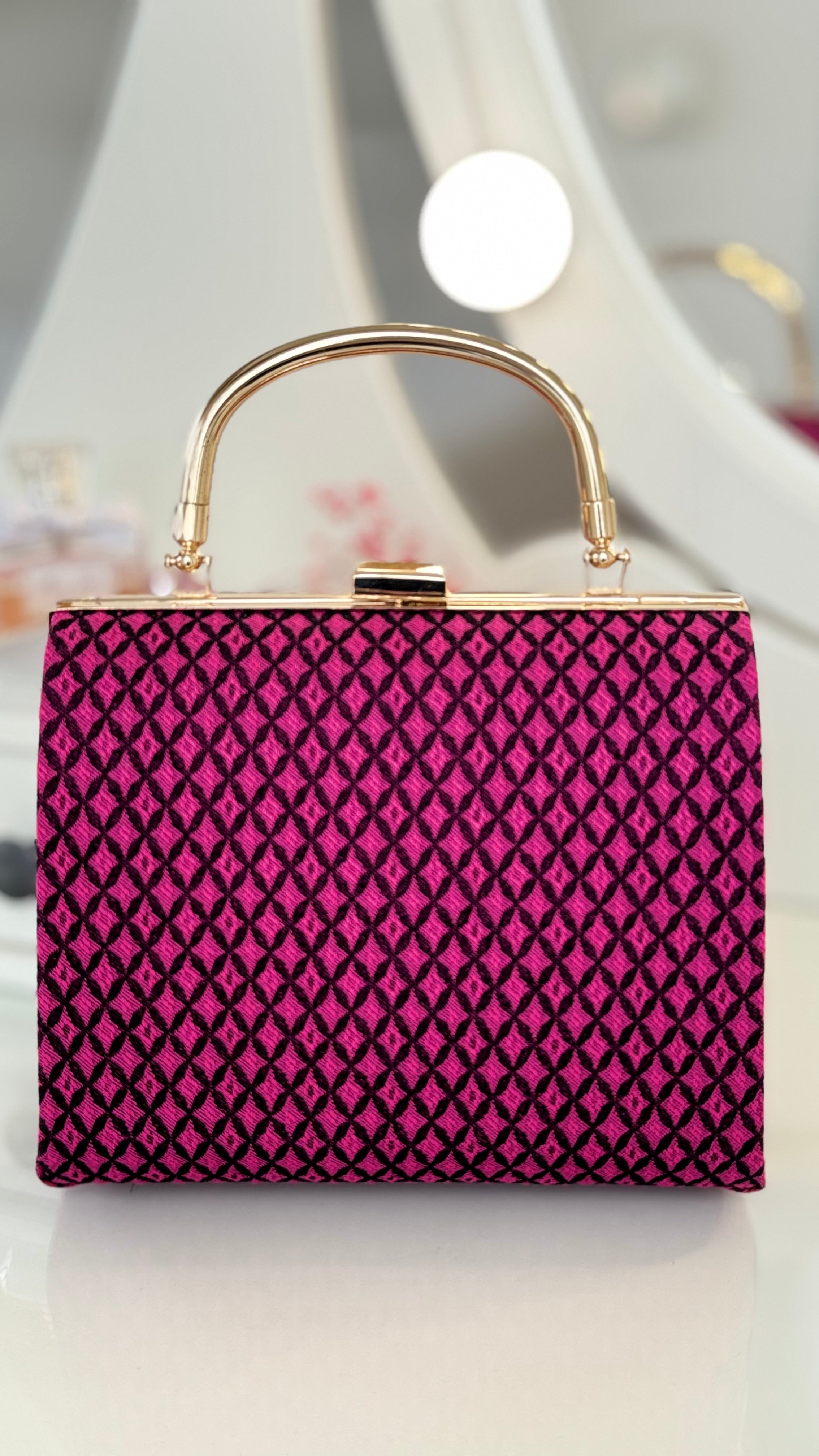 Clutch Muster – Schwarz/Pink Abendtasche mit Kette & Henkel