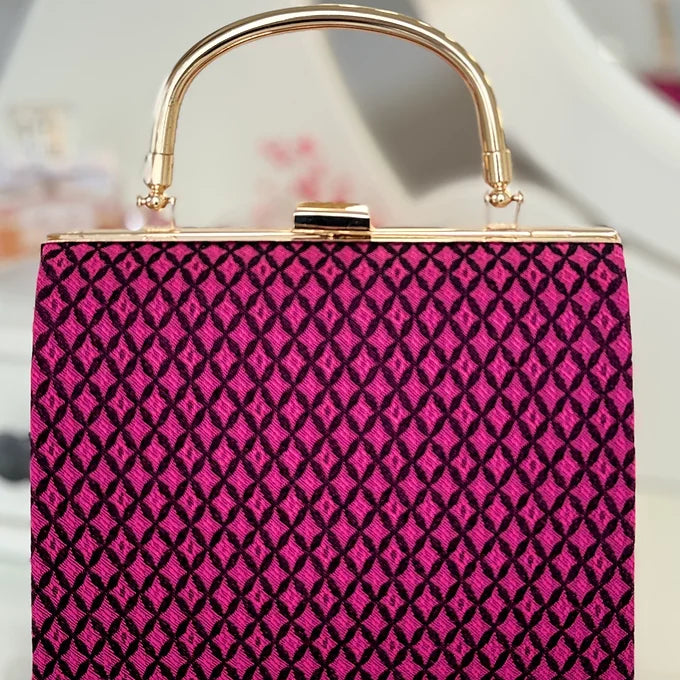 Pink Clutch schwarz gemustert – elegante Abendtasche pink mit Tragekette & Henkel