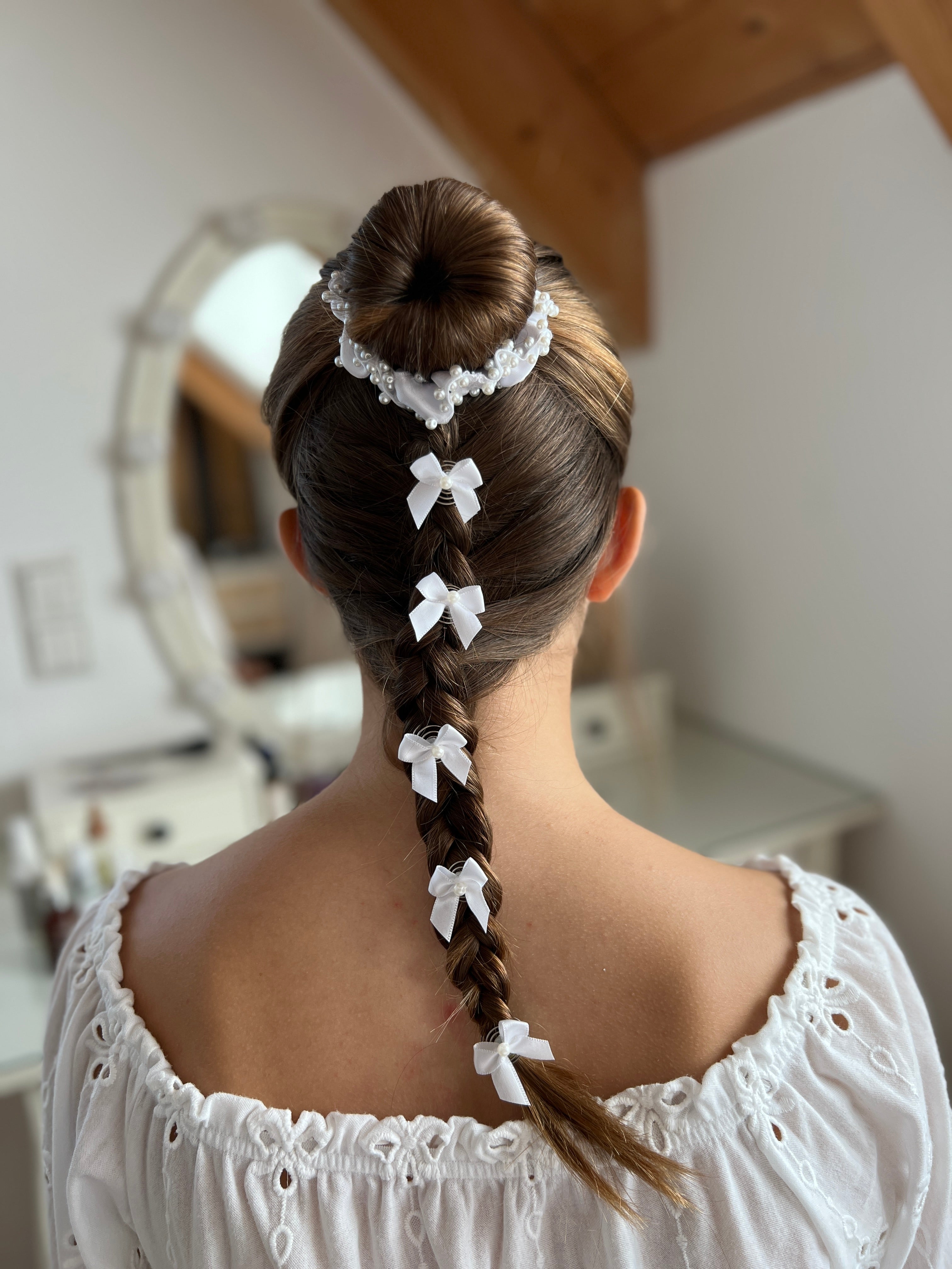 Curlies Kommunion – Zarte Schleifen-Curlies mit Perlen für Frisuren