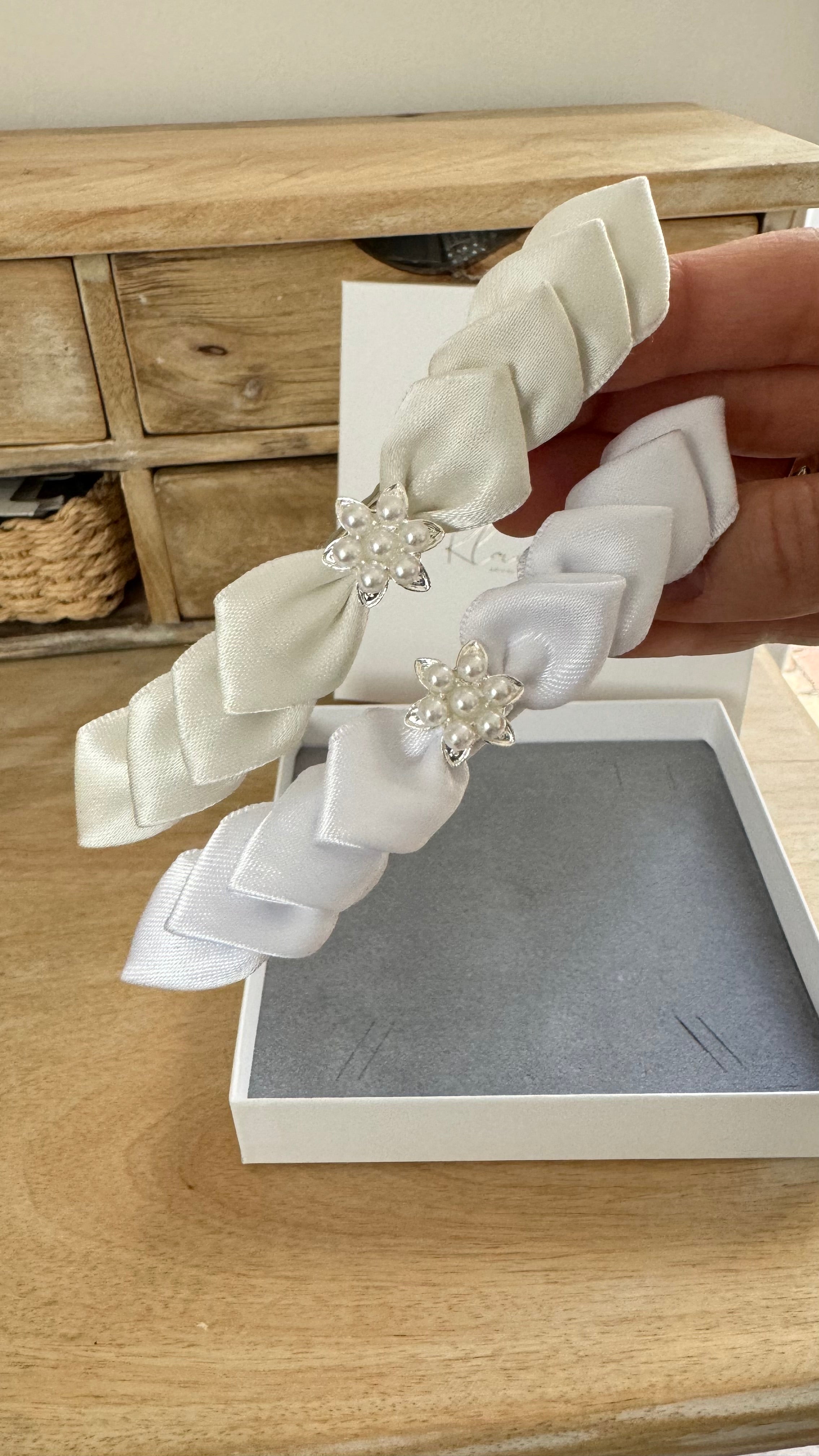 Kommunion Haarschmuck – Satinblätter & edle Perlenblume