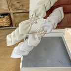 Kommunion Haarschmuck mit handgearbeiteten Satinblättern und einer Perlenblume