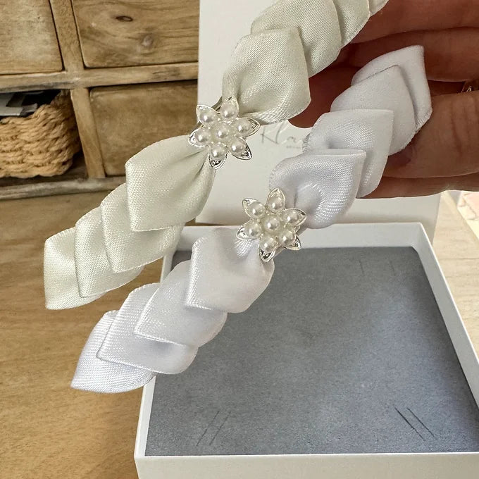 Kommunion Haarschmuck mit handgearbeiteten Satinblättern und einer Perlenblume