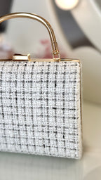 Tweed Clutch – Weiß-Schwarze elegante Abendtasche mit goldenem Henkel