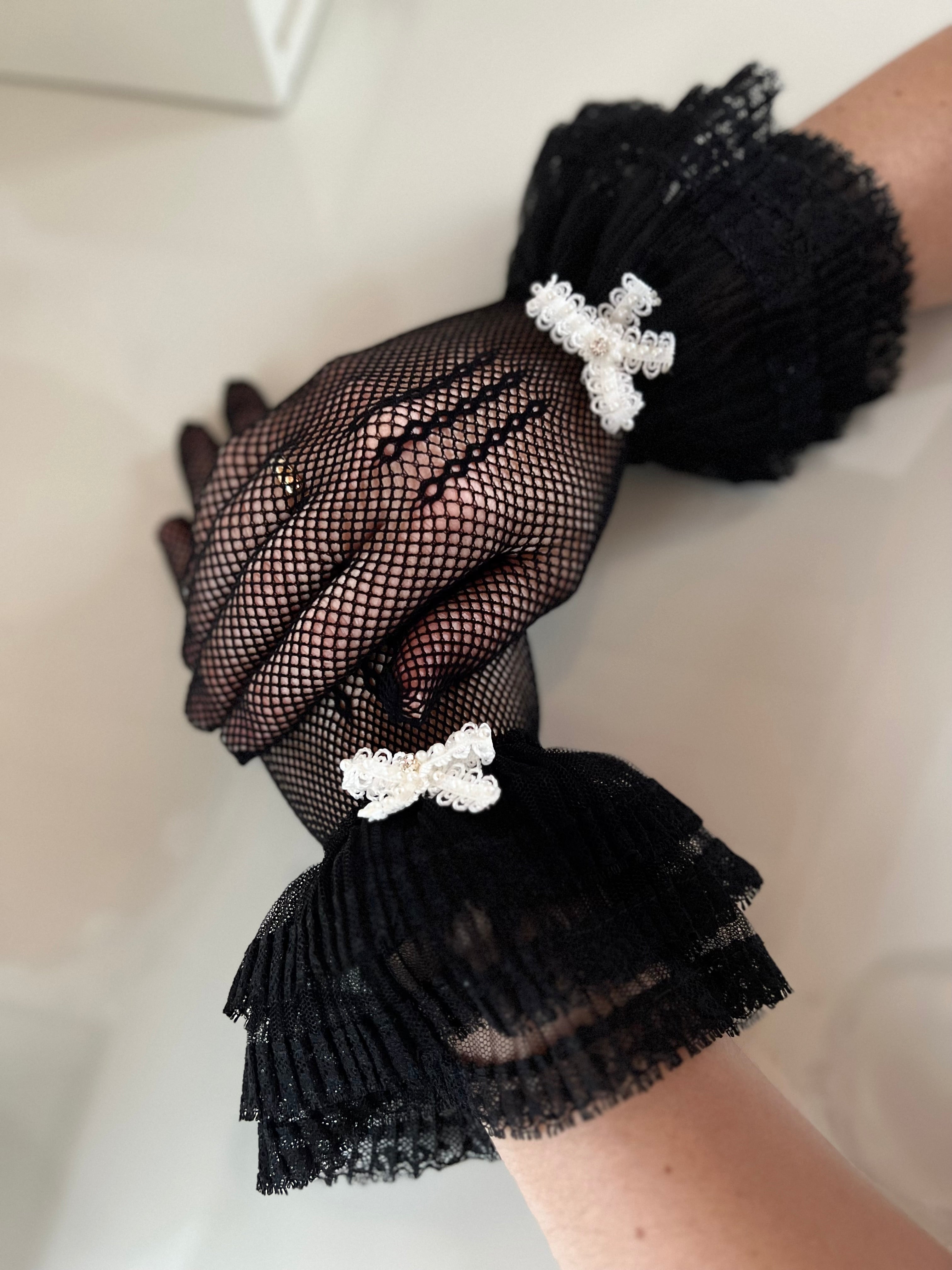 Abendhandschuhe – Elegante Spitzenhandschuhe mit feinen Perlen