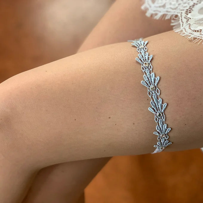 Strumpfband mit blauer Spitze und Strasssteinchen