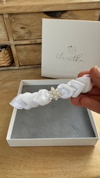 Kommunion Haarschmuck – Satinblätter & edle Perlenblume