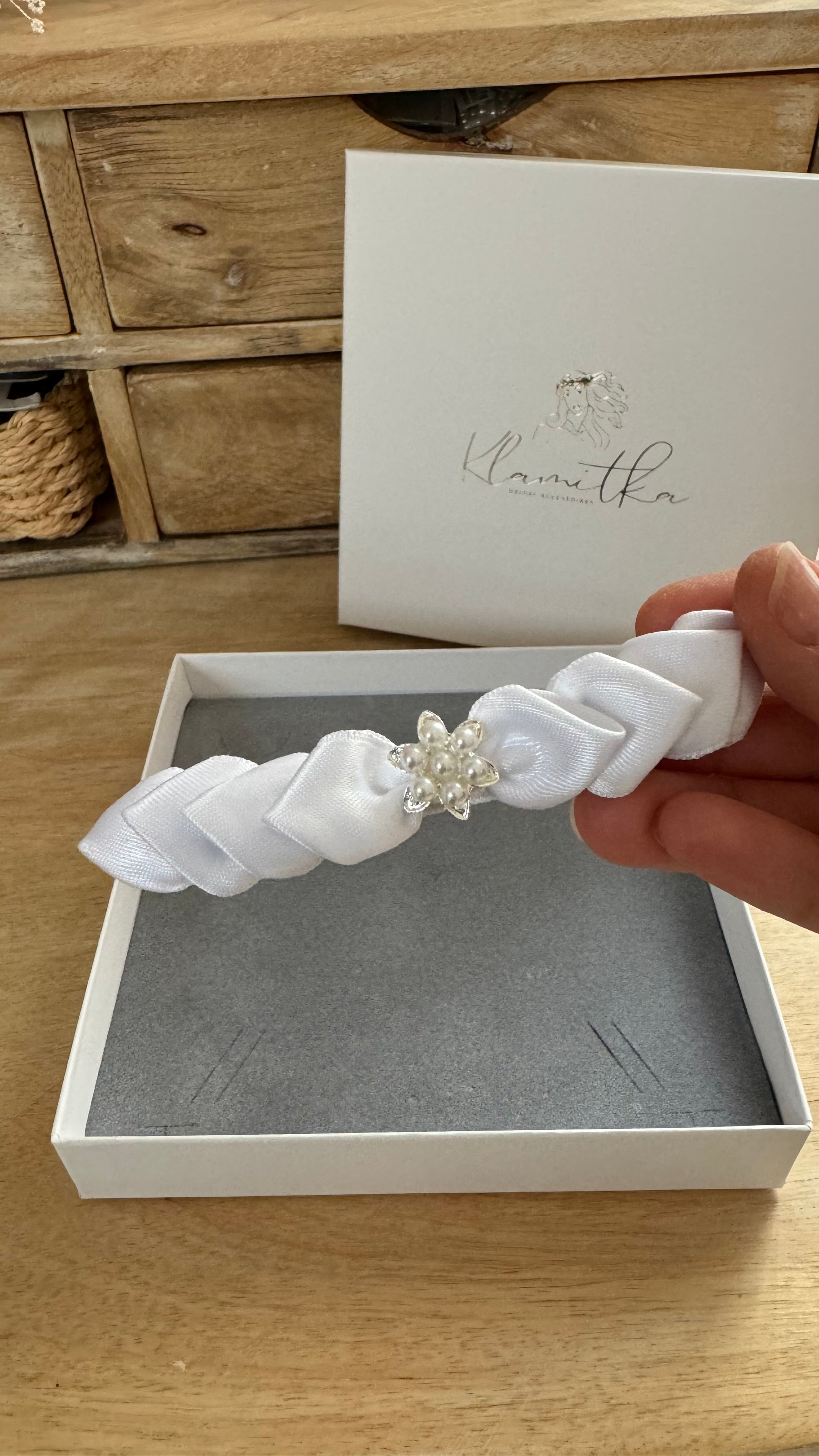 Kommunion Haarschmuck – Satinblätter & edle Perlenblume