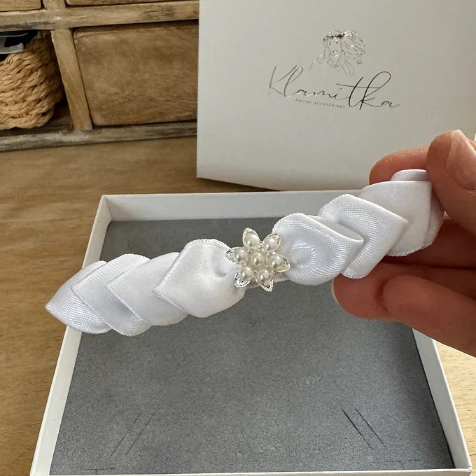Kommunion Haarschmuck mit handgearbeiteten Satinblättern und einer Perlenblume