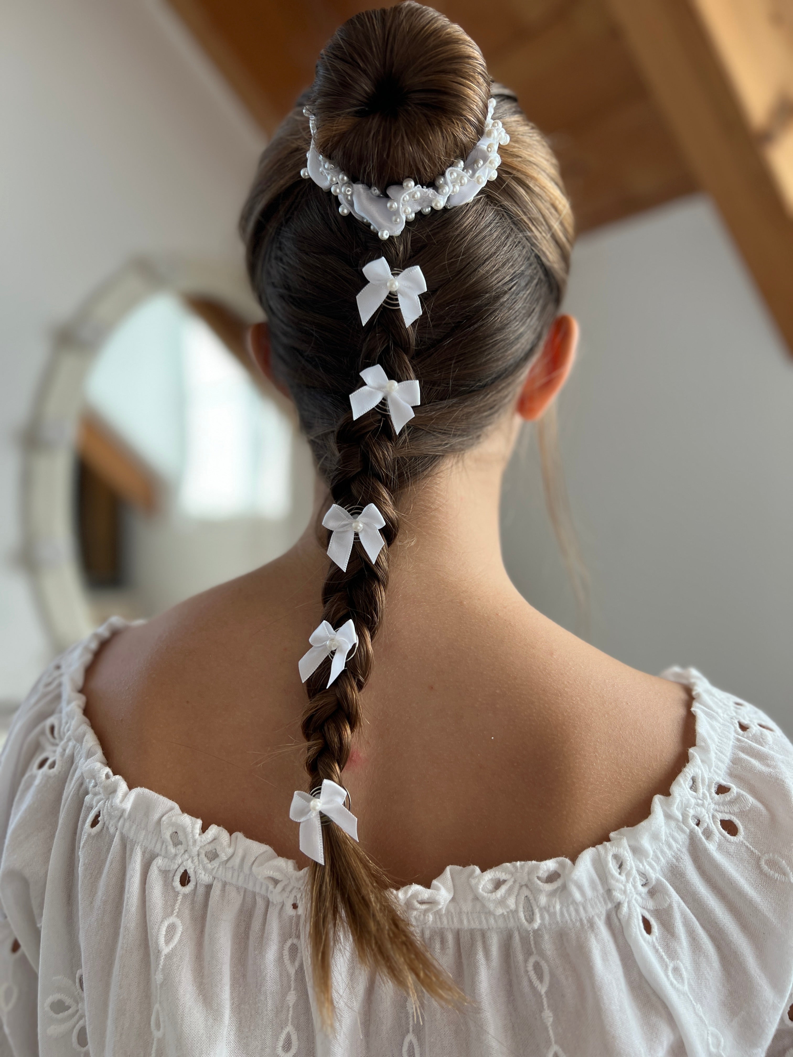 Curlies Kommunion – Zarte Schleifen-Curlies mit Perlen für Frisuren