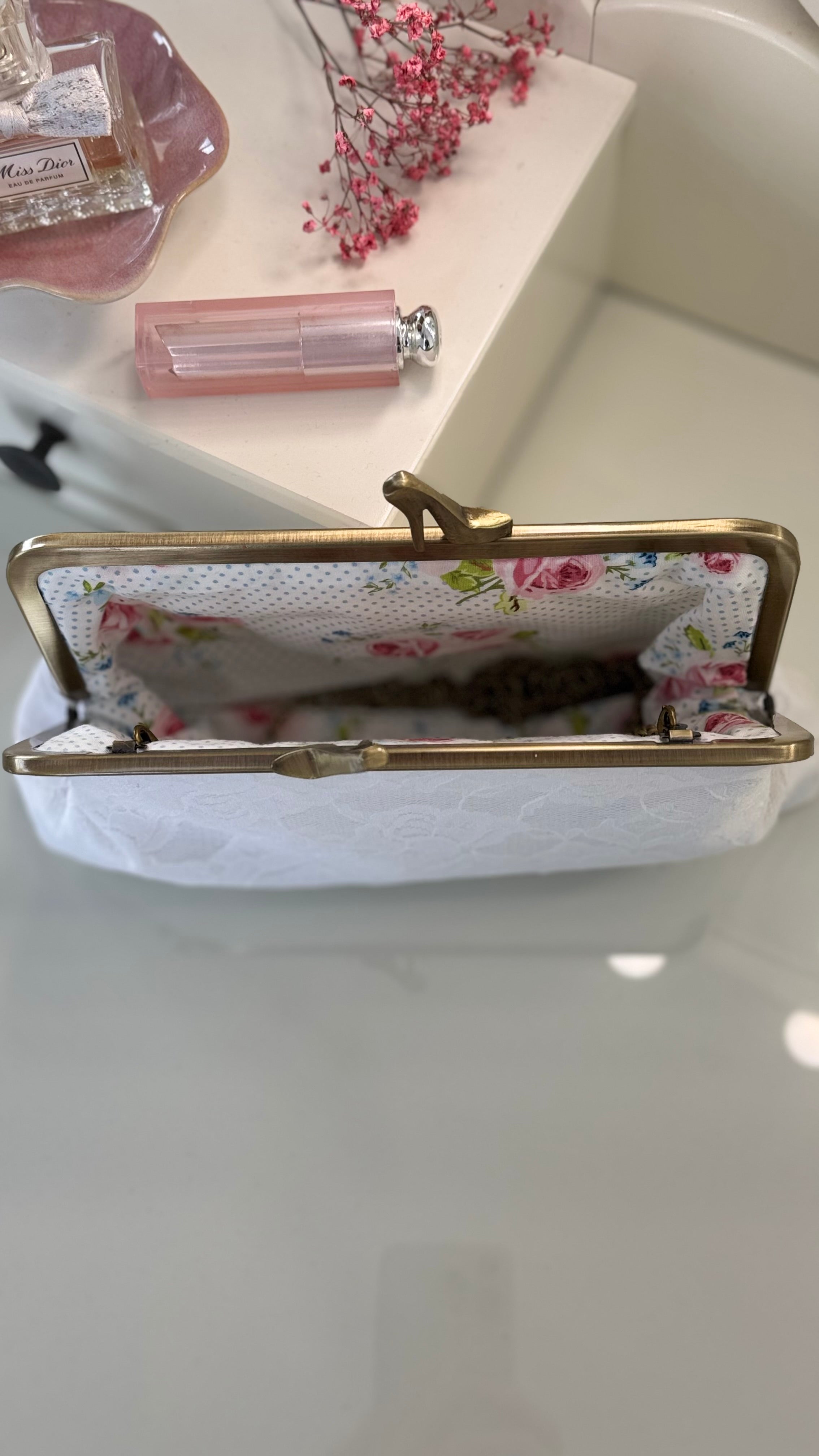 Weiße Clutch – Brauttasche mit Spitze & goldfarbenem Rahmen