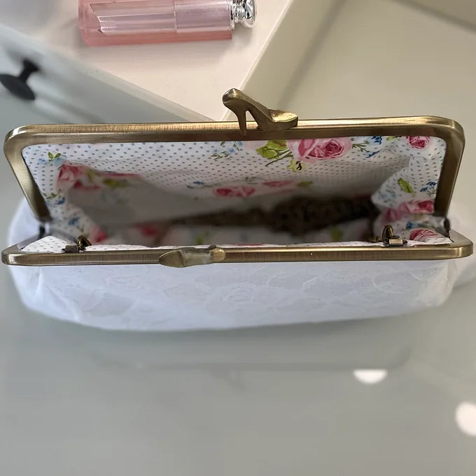 Brauttasche Clutch mit Spitze – Hochzeitstasche in Weiß/Ivory mit gold Ramen