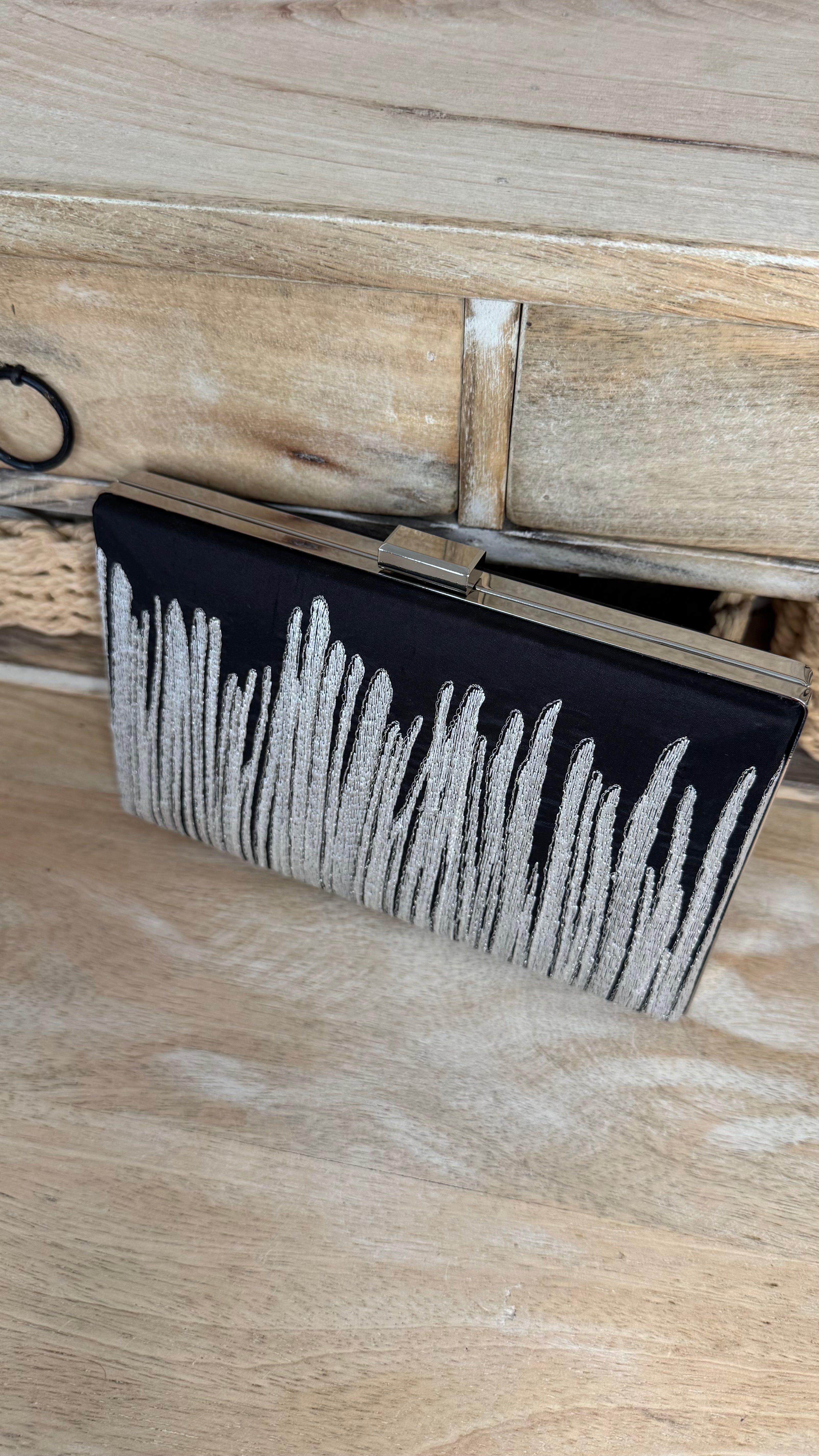 Silber Abendtasche – Elegante Clutch mit modernem Muster & Kette