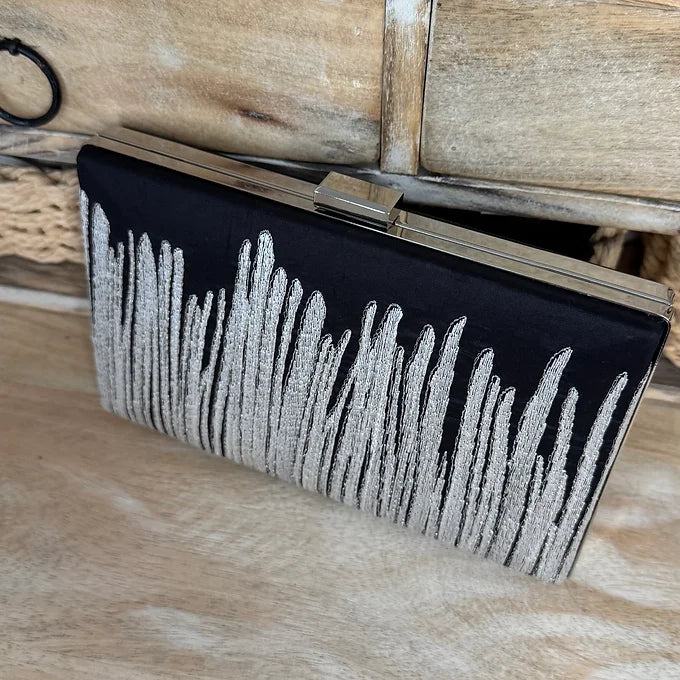 Elegante Clutch Tasche mit silbernem Muster – Abendtasche mit Kette