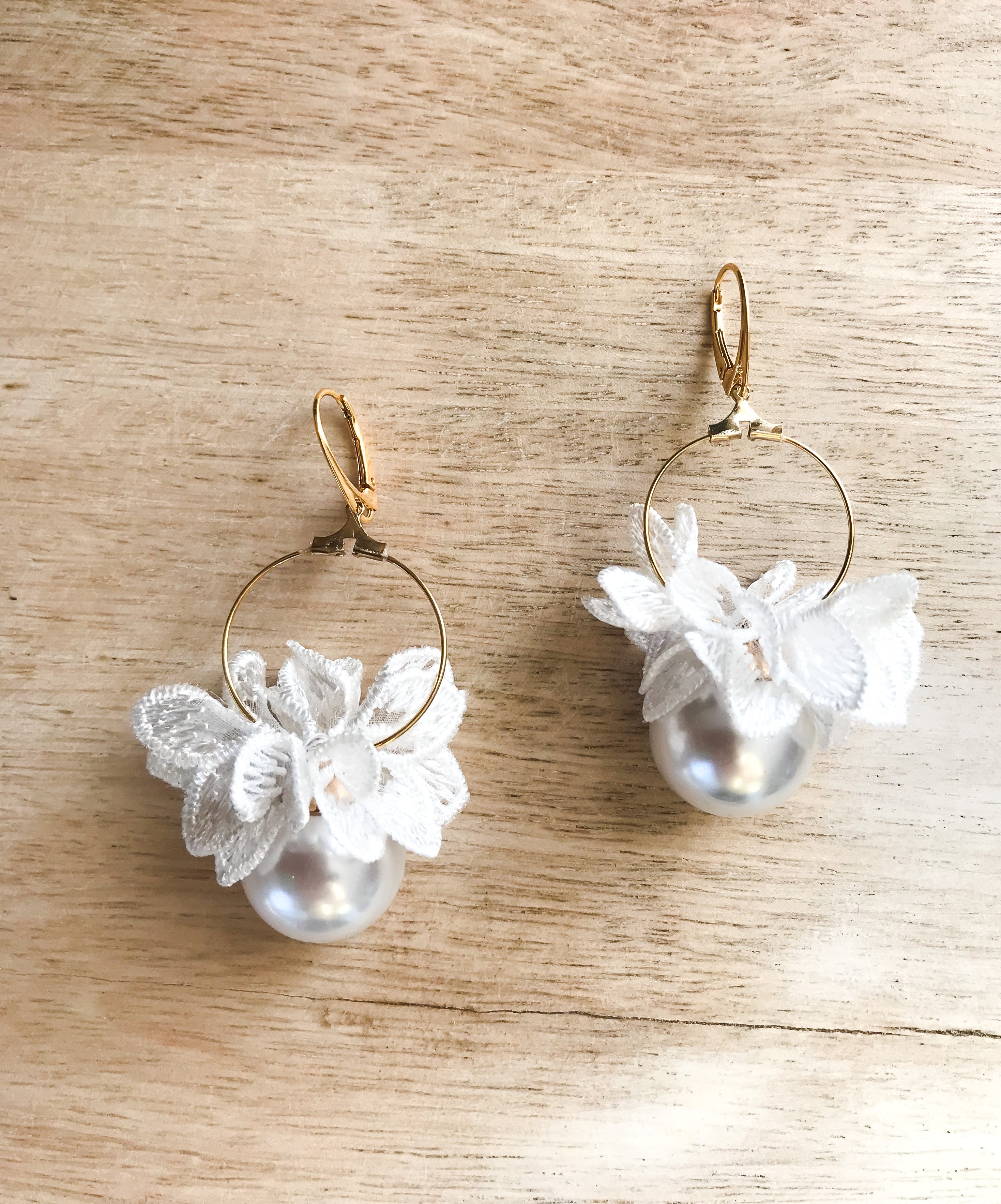 Perlen Ohrring – Statement Brautohrringe mit großer Perle & Spitzenblumen