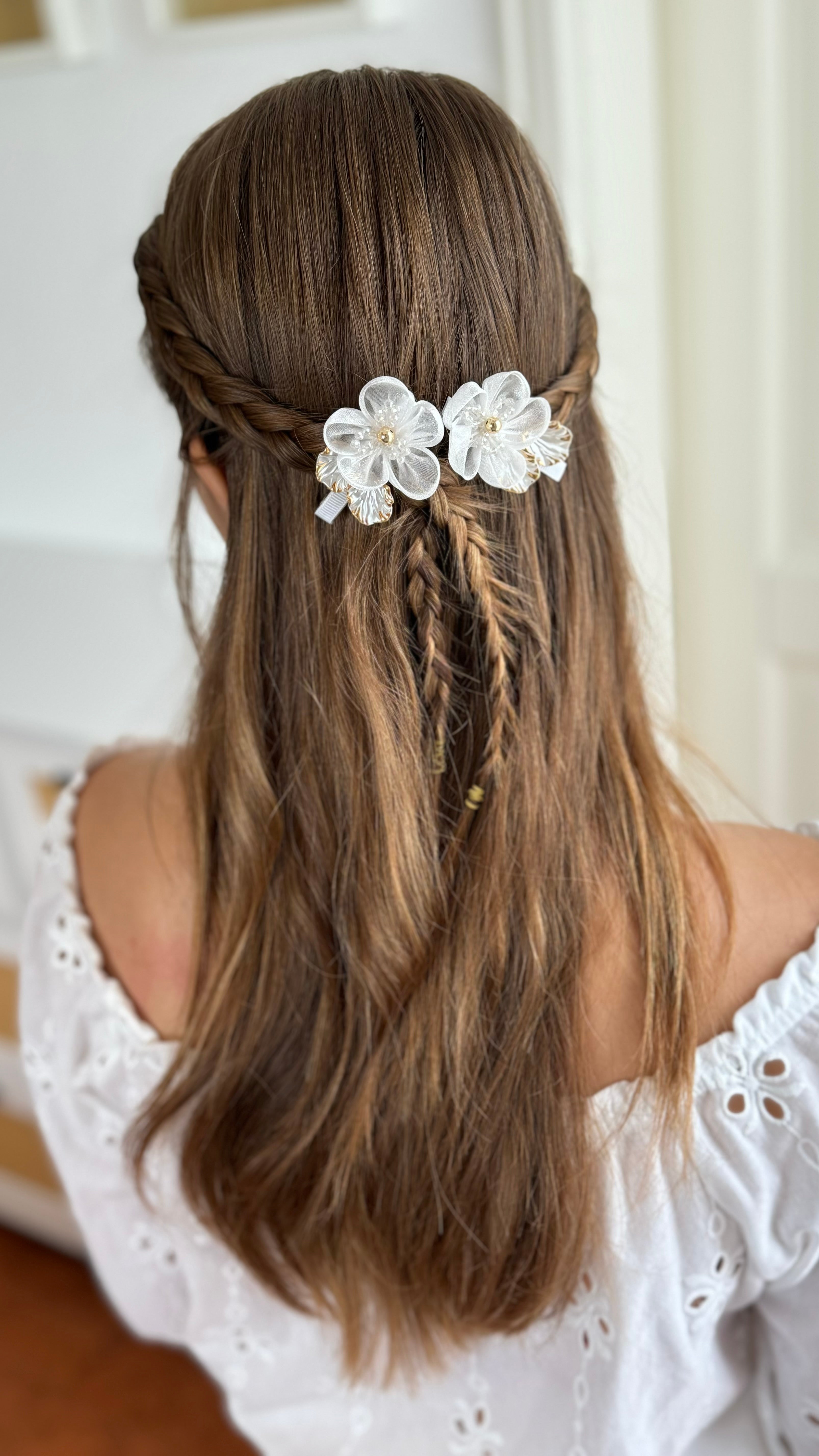 Organza Haarklammer Kommunion – Weiße Blume & goldene Akzente