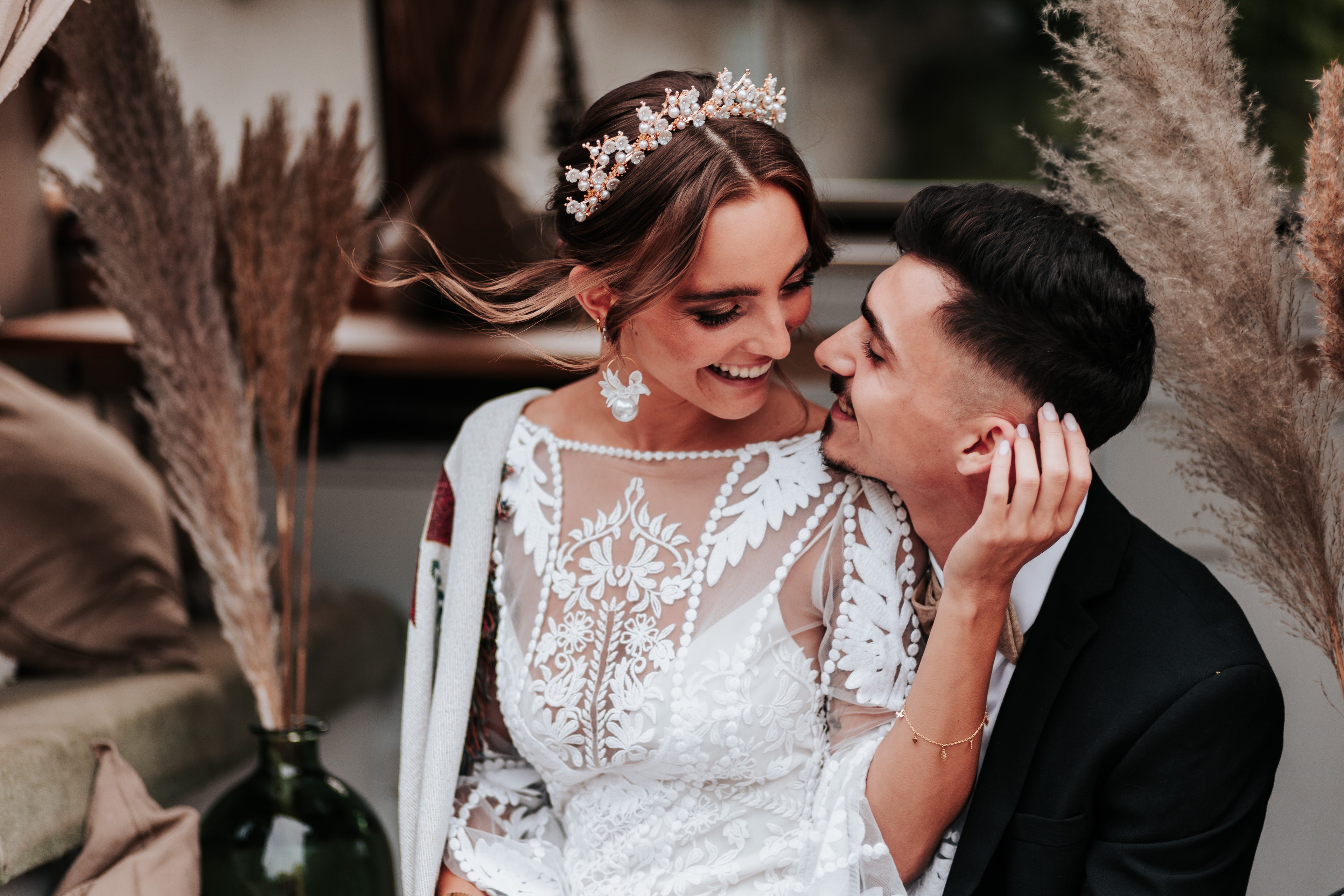 Perlen Haarkrone – Glamouröse Brautkrone mit Blumen & Goldelementen