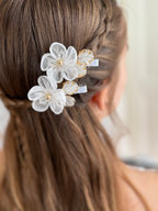 Organza Haarklammer Kommunion – Weiße Blume & goldene Akzente