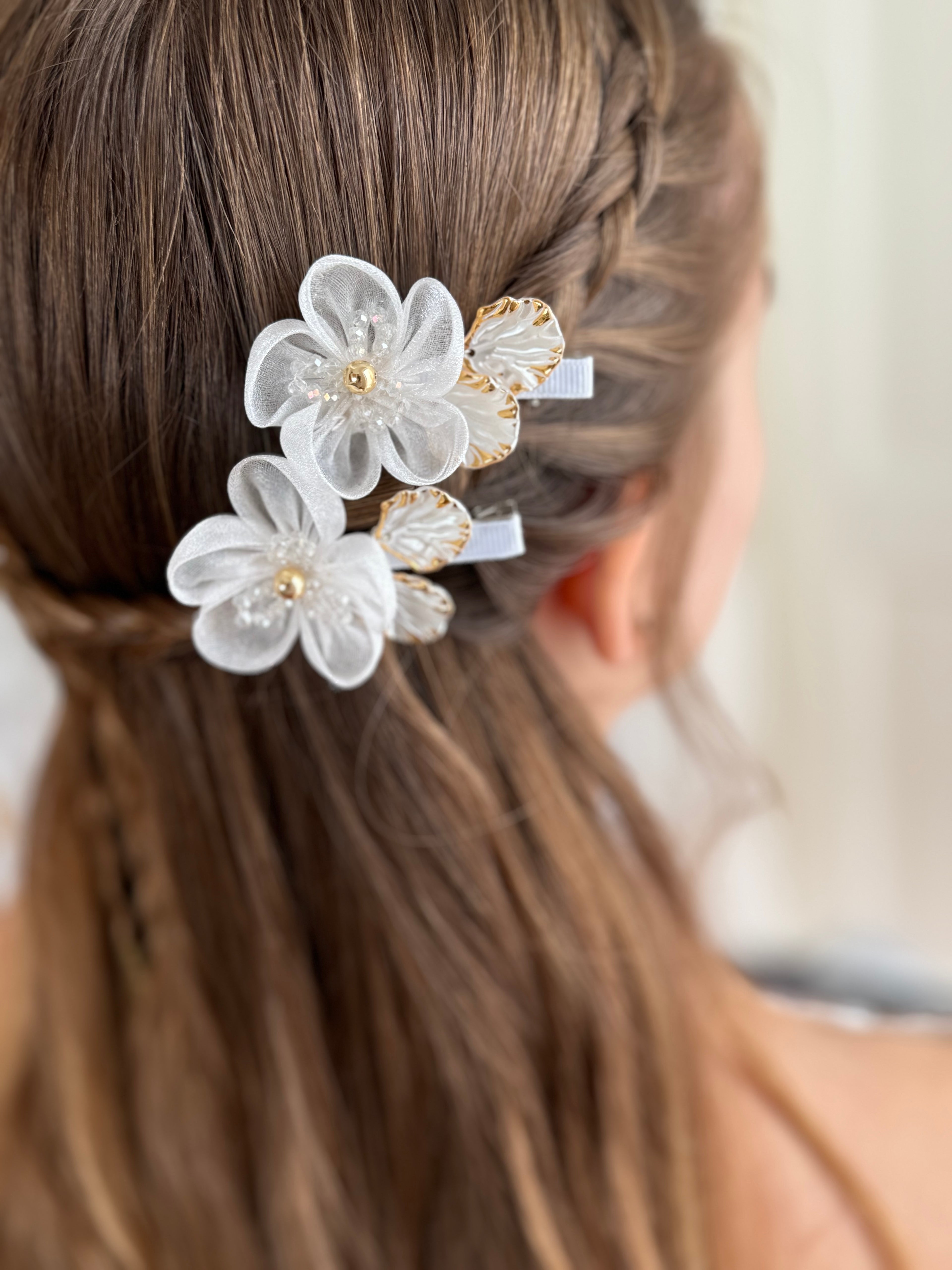 Organza Haarklammer Kommunion – Weiße Blume & goldene Akzente