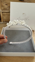 Blumen Haarreif Kommunion – Zarte Blüten & weiße Spitzenborte