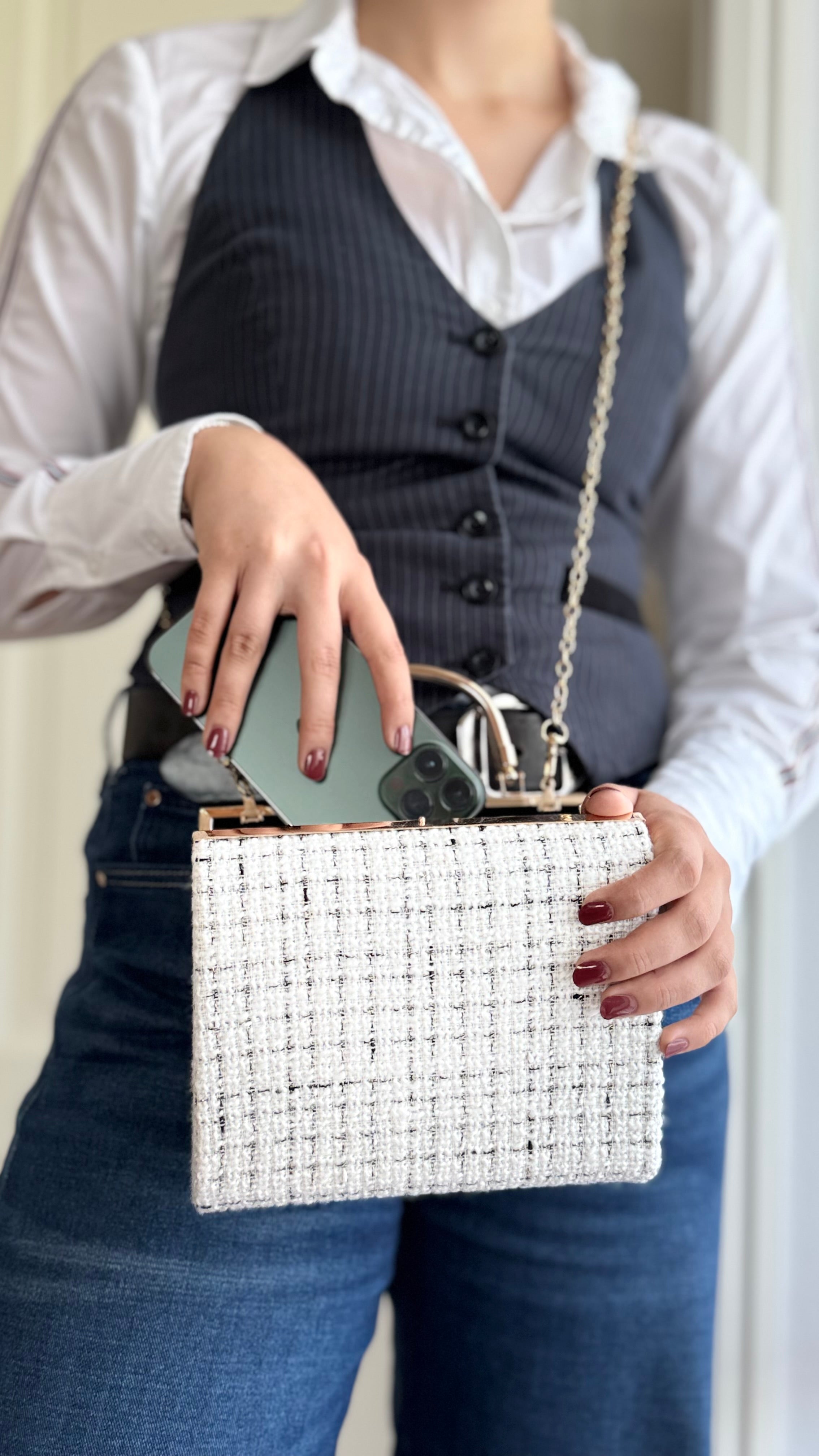 Tweed Clutch – Weiß-Schwarze elegante Abendtasche mit goldenem Henkel