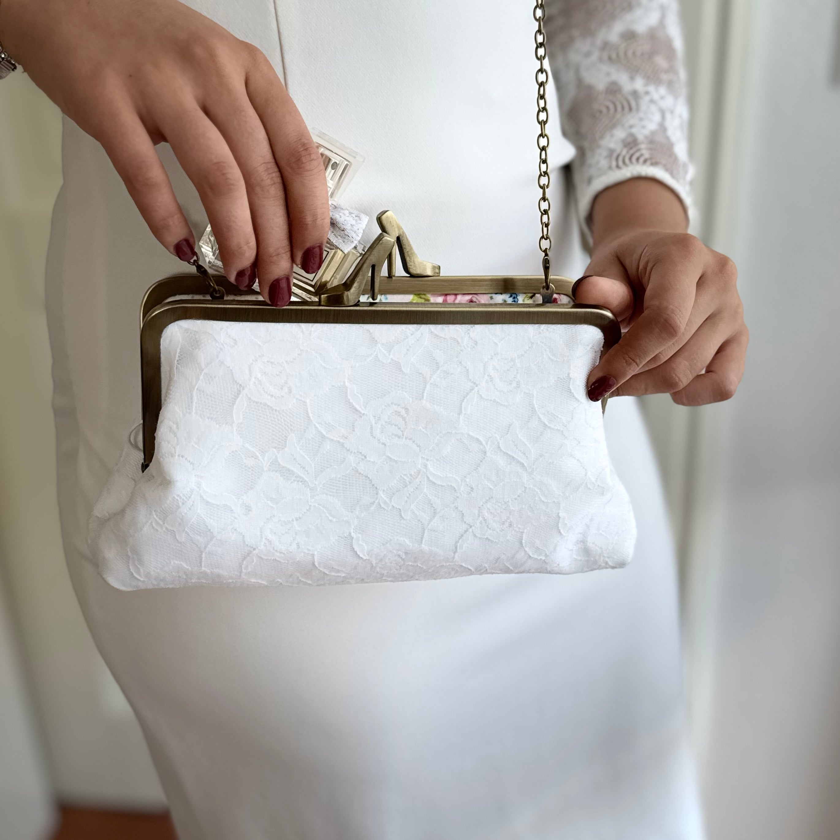 Weiße Clutch – Brauttasche mit Spitze & goldfarbenem Rahmen