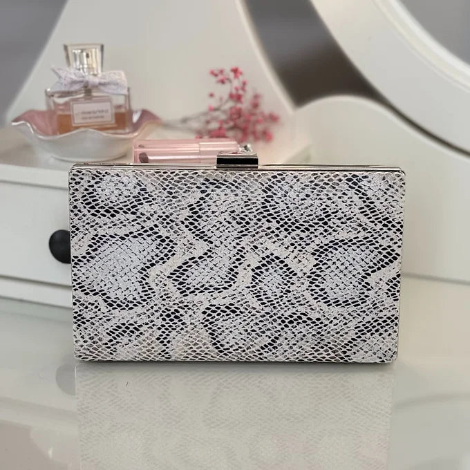 Clutch Snake Print – elegante Abendtasche in Schlangenoptik Weiß Schwarz | Damen