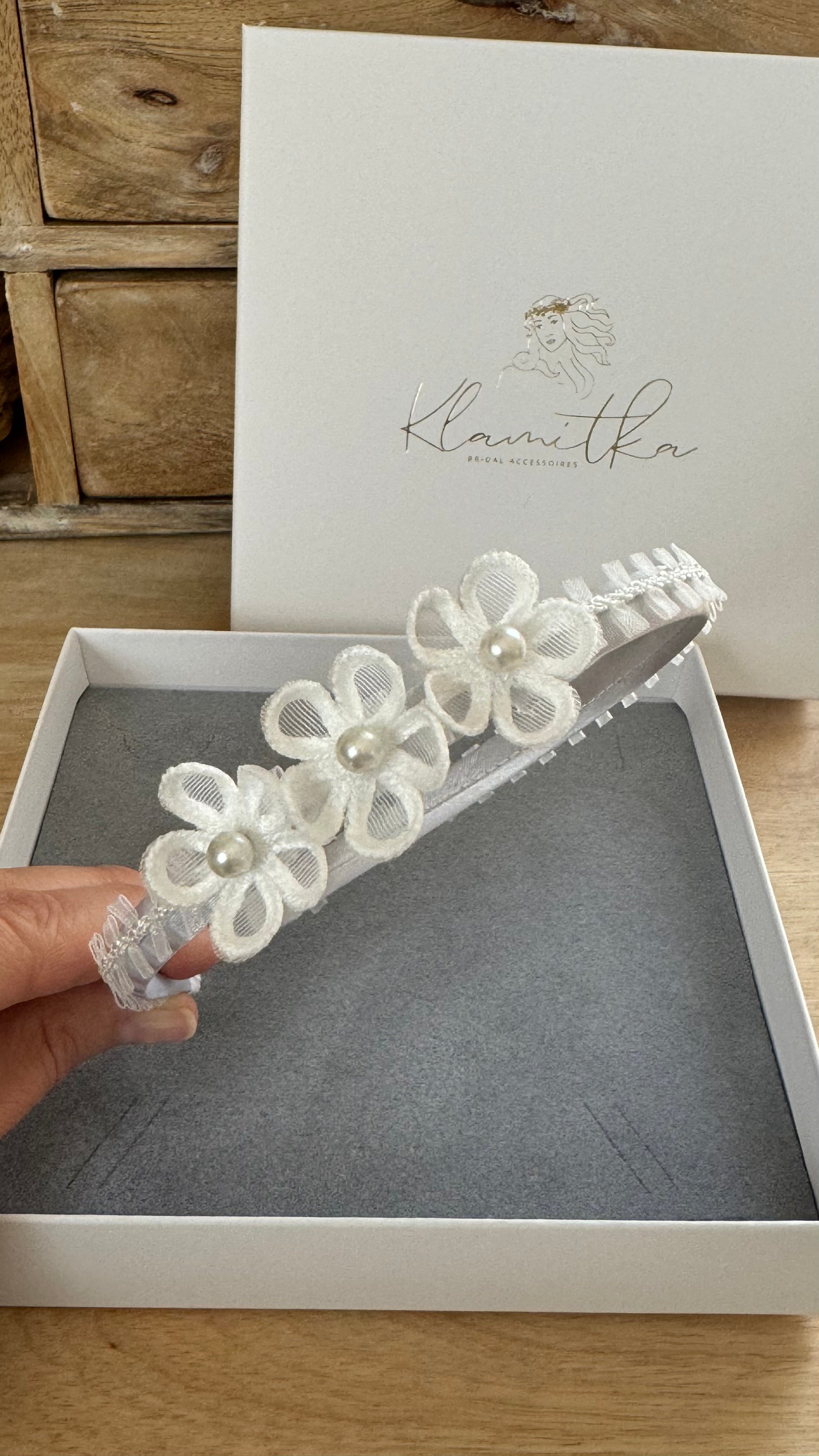 Blumen Haarreif Kommunion – Zarte Blüten & weiße Spitzenborte