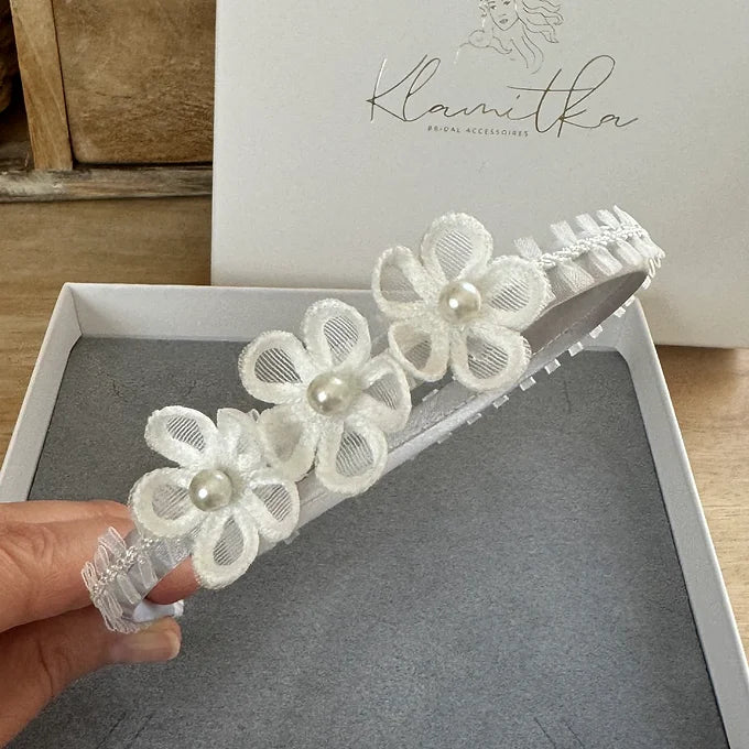 Kommunion Haarschmuck, Haarreif für Kommunion mit zarten Blüten und Spitzenborte in weiß