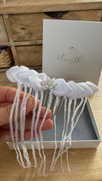 Mädchen Haarschmuck Kommunion – Satinblätter & Pailletten-Fransen