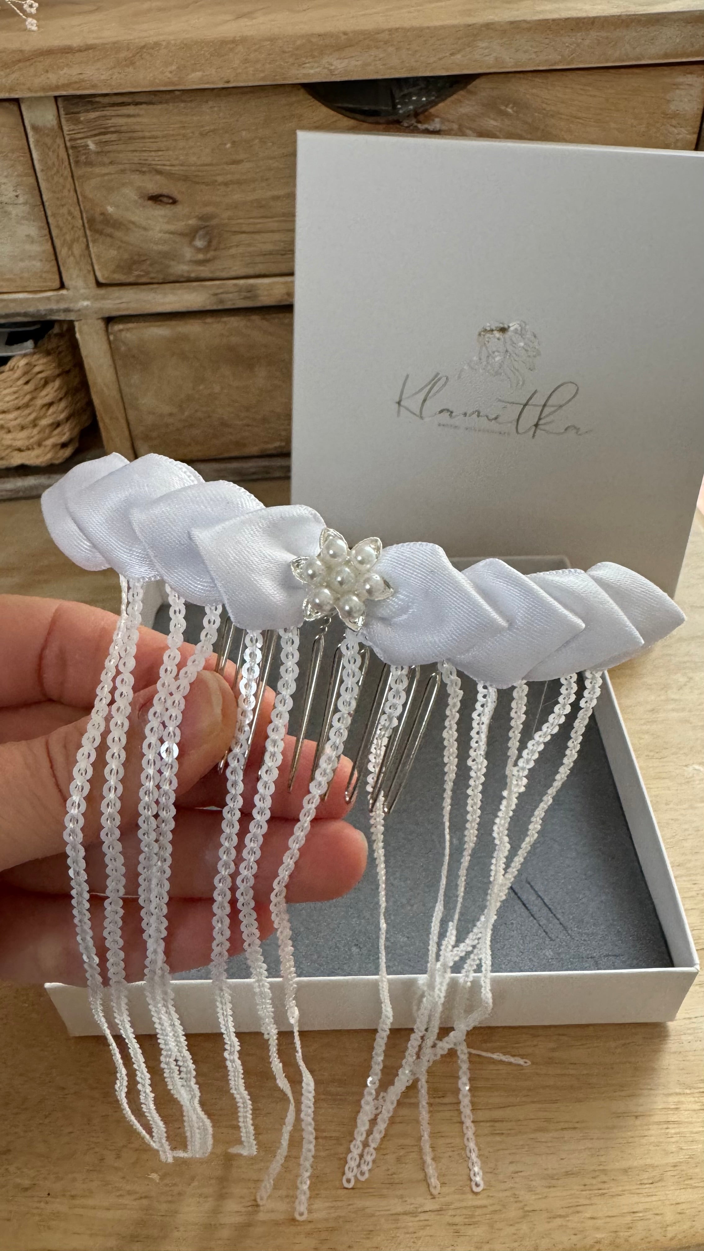 Mädchen Haarschmuck Kommunion – Satinblätter & Pailletten-Fransen