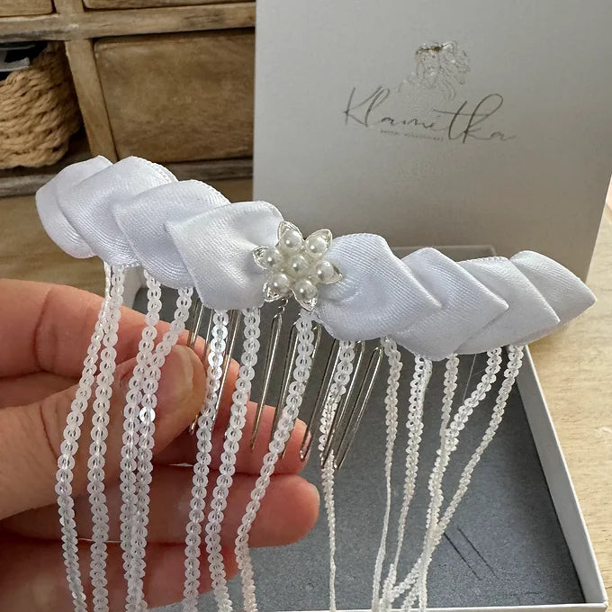 Kommunion Haarschmuck mit handgearbeiteten Satinblättern und Franzen mit Pailett