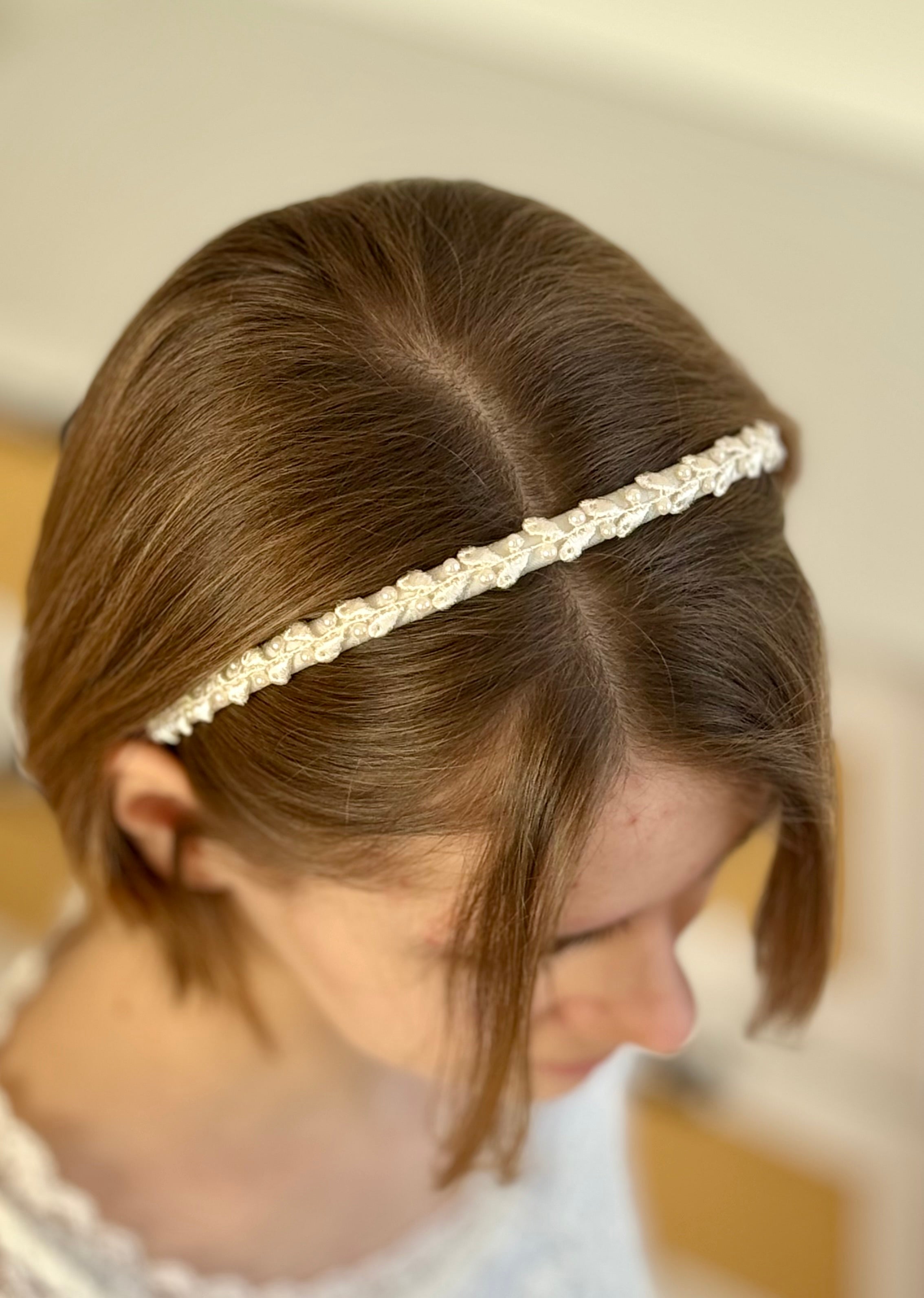 Haarreif Kommunion – Zarter Haarschmuck mit Spitze und Perlen