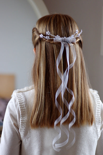 Blumen Haarklammer – Eleganter Kommunion Haarschmuck mit Spitzenblüten