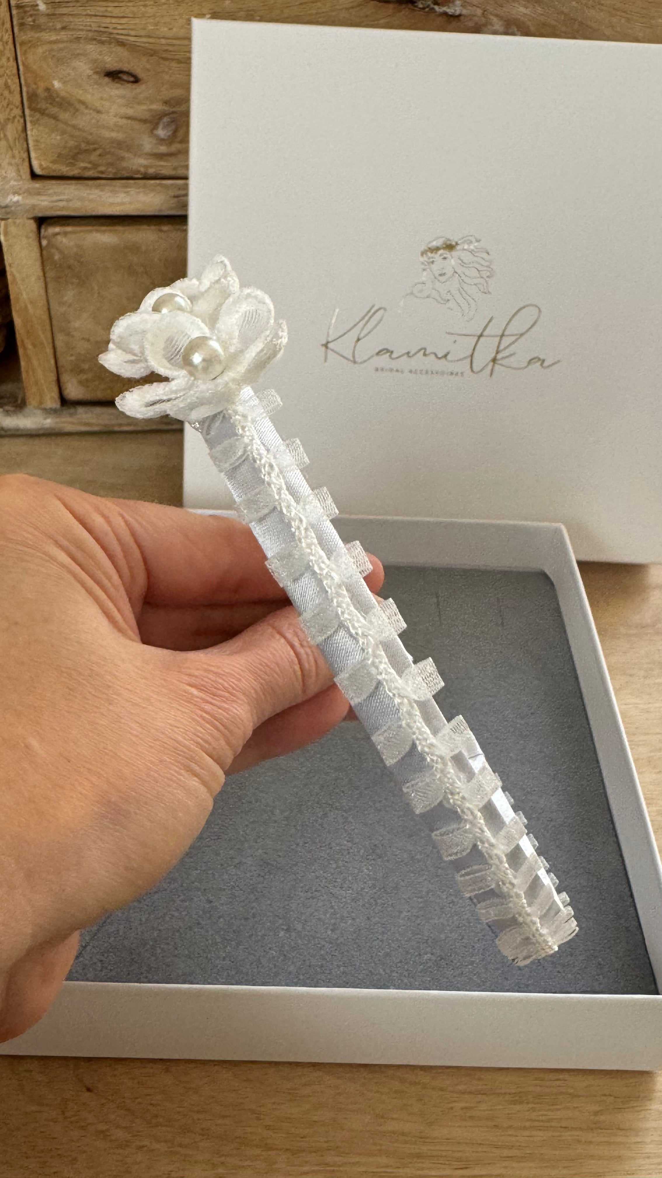 Blumen Haarreif Kommunion – Zarte Blüten & weiße Spitzenborte