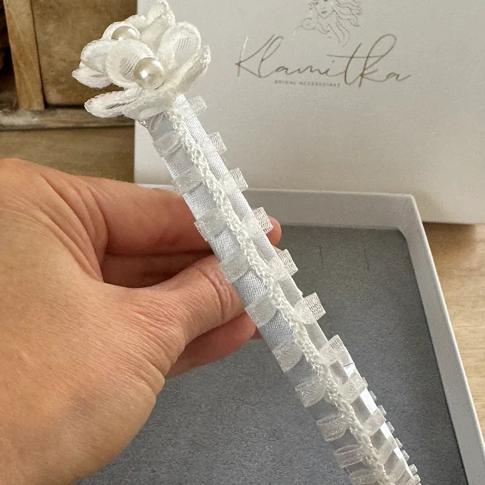 Kommunion Haarschmuck, Haarreif für Kommunion mit zarten Blüten und Spitzenborte in weiß