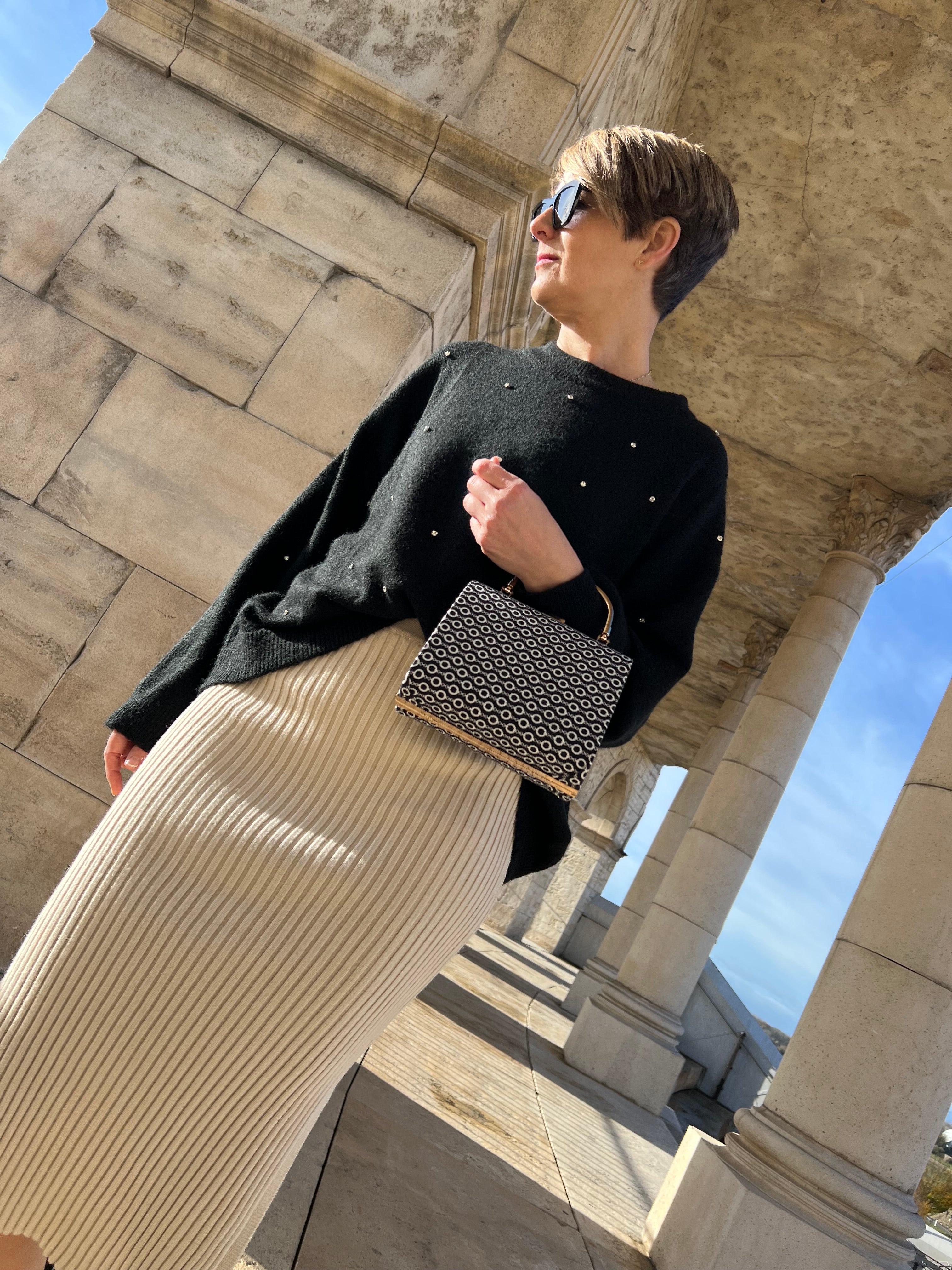 Clutch Schwarzweiß – Elegante Abendtasche mit goldenem Henkel