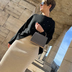 Clutch schwarz weiß gemustert – elegante Damen Abendtasche mit goldenem Henkel
