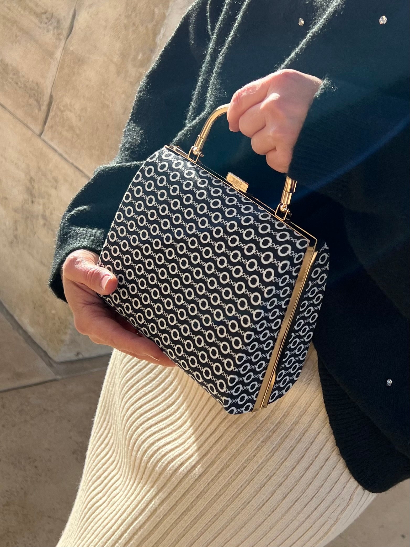 Clutch Schwarzweiß – Elegante Abendtasche mit goldenem Henkel