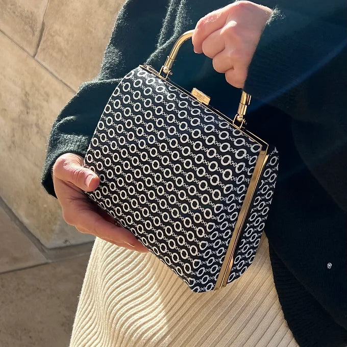 Clutch schwarz weiß gemustert – elegante Damen Abendtasche mit goldenem Henkel