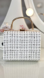 Tweed Clutch – Weiß-Schwarze elegante Abendtasche mit goldenem Henkel
