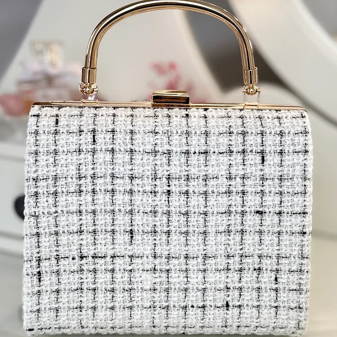 Tweed Clutch in Weiß-Schwarz – elegante Damen Abendtasche mit goldenem Henkel