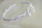 Haarreif Kommunion – Eleganter Blumen Haarreif mit Spitze & Strass