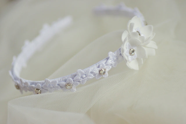 Haarreif Kommunion – Eleganter Blumen Haarreif mit Spitze & Strass