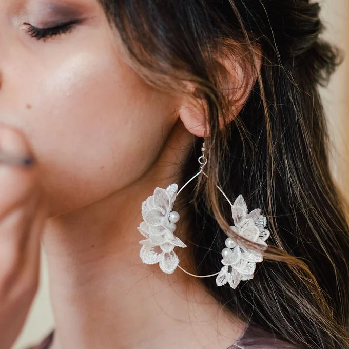 Statement Ohrringe für Braut mit Blumen und Perlen